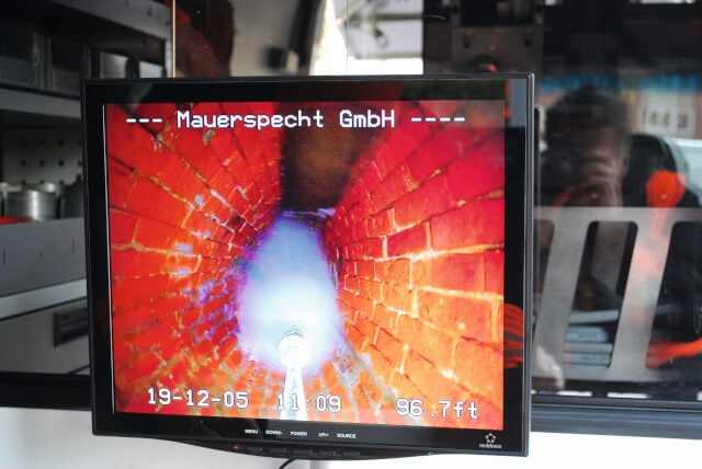Der Roboter in Aktion: Die richtige Auswahl der Düsen und der optimale Anstellwinkel des Wasserstrahls sind entscheidend für die schnelle und materialschonende Reinigung des Kanals. | Foto: A. zu Eulenburg Der Roboter in Aktion: Die richtige Auswahl der Düsen und der optimale Anstellwinkel des Wasserstrahls sind entscheidend für die schnelle und materialschonende Reinigung des Kanals. | Foto: A. zu Eulenburg