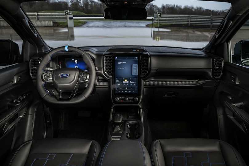 Markanter Auftritt: Der Ford Ranger MS-RT wirkt u.a. mit einem Sportlenkrad inklusive blauer 12-Uhr-Markierung sowie neuen Frontsitzen auch im Inneren sportlich. | Foto: Ford-Werke GmbH Markanter Auftritt: Der Ford Ranger MS-RT wirkt u.a. mit einem Sportlenkrad inklusive blauer 12-Uhr-Markierung sowie neuen Frontsitzen auch im Inneren sportlich. | Foto: Ford-Werke GmbH