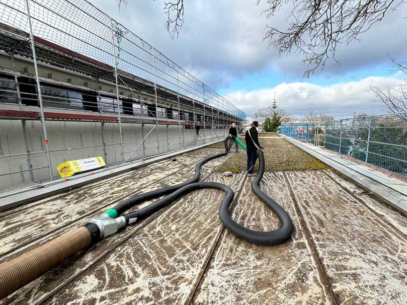 Ein Y-Schlauchverbinder macht es möglich, dass zwei Mitarbeiter von Gaudier zeitgleich Kies aufsaugen können. | Foto: Mobile Tiefbau Saugsysteme GmbH Ein Y-Schlauchverbinder macht es möglich, dass zwei Mitarbeiter von Gaudier zeitgleich Kies aufsaugen können. | Foto: Mobile Tiefbau Saugsysteme GmbH