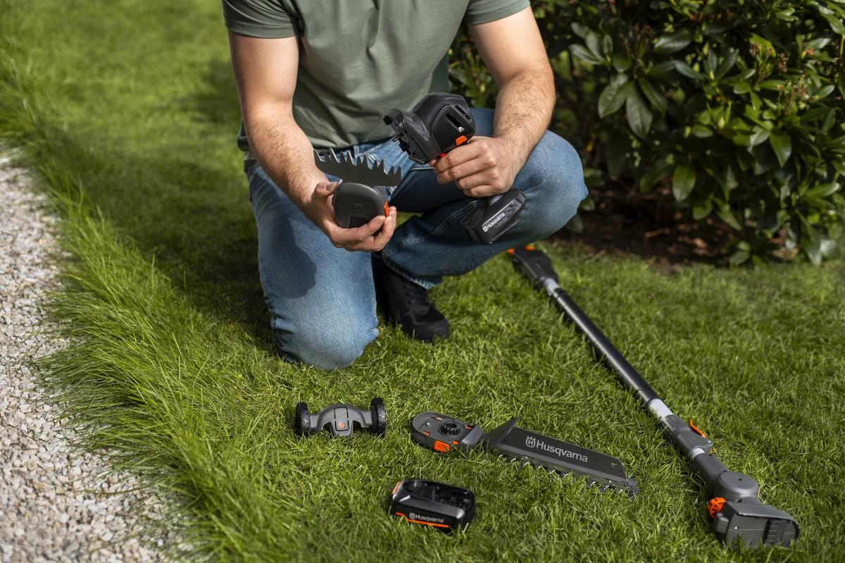 Das Gartengerät funktioniert nach dem „Zwei in Einem"-Prinzip, wofür es entsprechendes Zubehör gibt. | Foto: Husqvarna Das Gartengerät funktioniert nach dem „Zwei in Einem"-Prinzip, wofür es entsprechendes Zubehör gibt. | Foto: Husqvarna