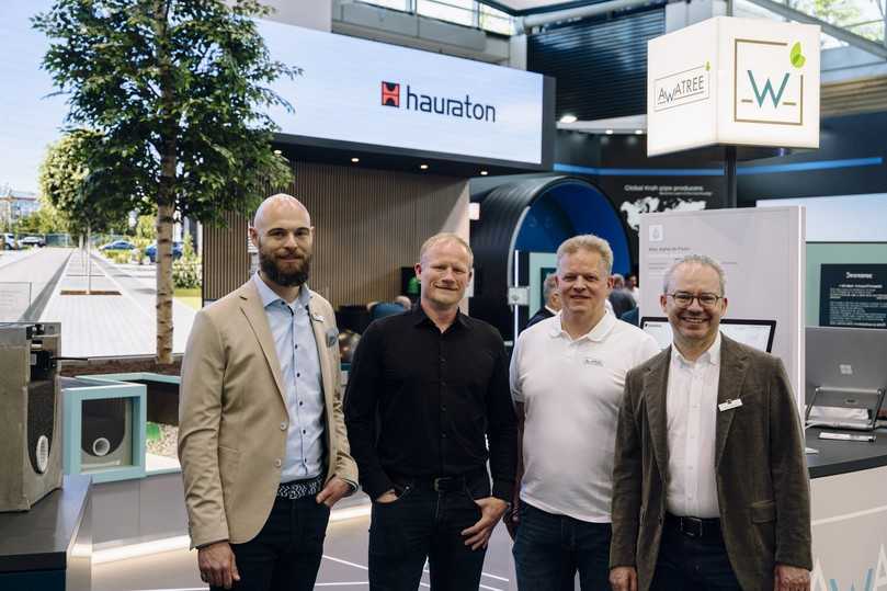 Partnerschaft für datengesteuertes Regenwassermanagement: (v.l.n.r.) Marcel Flattich, (Hauraton) Sebastian Maron, (Premier Tech), Daniel Brand, (Awatree), Marcus Reuter (Hauraton) | Foto: Hauraton Partnerschaft für datengesteuertes Regenwassermanagement: (v.l.n.r.) Marcel Flattich, (Hauraton) Sebastian Maron, (Premier Tech), Daniel Brand, (Awatree), Marcus Reuter (Hauraton) | Foto: Hauraton