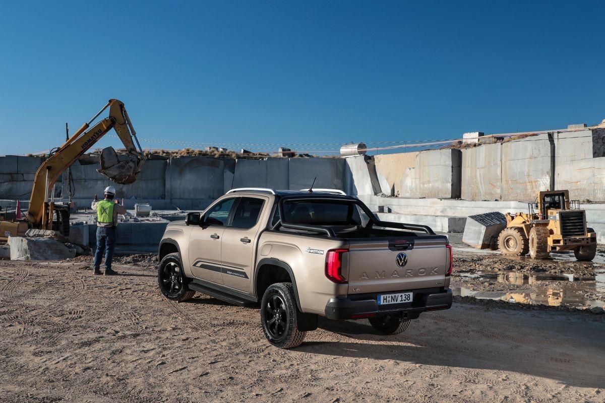 Erstmals ist in die Heckklappe ein großer Amarok-Schriftzug eingeprägt. | Foto: Volkswagen