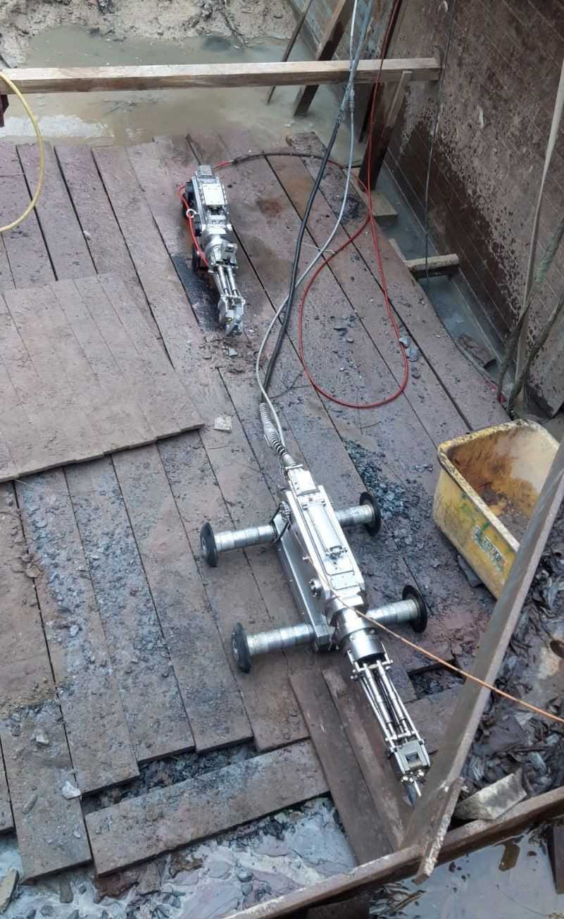 Höchstdruck-Wasserstrahl-Roboter mit Schneidadapter für DN 500 (hinten im Bild) | Foto: Mauerspecht Höchstdruck-Wasserstrahl-Roboter mit Schneidadapter für DN 500 (hinten im Bild) | Foto: Mauerspecht