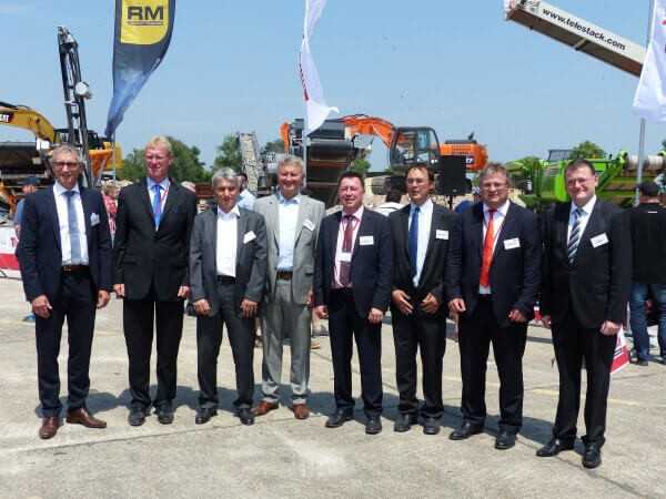 Eröffneten die Messe mit einer Podiumsdiskussion (v.l.): Peter Guttenberger (Präsident VDBUM), Dr. Friedhelm Rese (Geoplan GmbH), Markus Schumacher (Geschäftsführer BRB), Heiner Gröger (Präsident BDSV), Prof. Dr. Uwe Görisch (Prof. Dr.-Ing. Uwe Görisch GmbH), Frank Kramer (Vorstand DA), Eric Rehbock (Hauptgeschäftsführer bvse), Dr. Jörg Peter (Vertreter des Landrats Rastatt). Eröffneten die Messe mit einer Podiumsdiskussion (v.l.): Peter Guttenberger (Präsident VDBUM), Dr. Friedhelm Rese (Geoplan GmbH), Markus Schumacher (Geschäftsführer BRB), Heiner Gröger (Präsident BDSV), Prof. Dr. Uwe Görisch (Prof. Dr.-Ing. Uwe Görisch GmbH), Frank Kramer (Vorstand DA), Eric Rehbock (Hauptgeschäftsführer bvse), Dr. Jörg Peter (Vertreter des Landrats Rastatt).