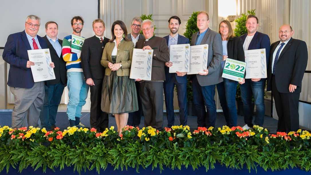 Acht GaLaBau-Betriebe erhalten Staatsehrenpreis für vorbildliche Ausbildung. Acht GaLaBau-Betriebe erhalten Staatsehrenpreis für vorbildliche Ausbildung.
