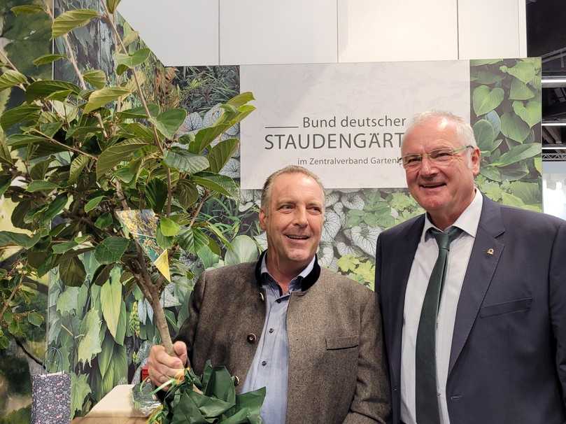 BdB-Präsident Helmut Selders kommt mit einem kleinen Baum. | Foto: Bettina Banse BdB-Präsident Helmut Selders kommt mit einem kleinen Baum. | Foto: Bettina Banse
