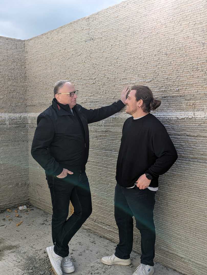 Frank Strietzel (l.) war zuvor in der Baufertigteilindustrie bei der Wilhelm Tölke GmbH & Co. KG Feuerfest- und Schornsteinbau tätig. Yannick Maciejewski leitet seit Oktober 2021 die Rupp Gebäudedruck GmbH mit Sitz in Pfaffenhofen und war zuvor über fünf Jahre bei Peri, zuletzt als Ingenieur im Bereich 3D-Baudruck. | Foto: M3dusa AG Frank Strietzel (l.) war zuvor in der Baufertigteilindustrie bei der Wilhelm Tölke GmbH & Co. KG Feuerfest- und Schornsteinbau tätig. Yannick Maciejewski leitet seit Oktober 2021 die Rupp Gebäudedruck GmbH mit Sitz in Pfaffenhofen und war zuvor über fünf Jahre bei Peri, zuletzt als Ingenieur im Bereich 3D-Baudruck. | Foto: M3dusa AG