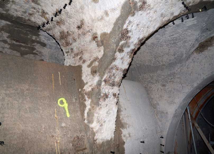 Gestrahlter Untergrund und Injektionspacker im Entlastungsbauwerk vor der Beschichtung | Foto: MC-Bauchemie, Bottrop Gestrahlter Untergrund und Injektionspacker im Entlastungsbauwerk vor der Beschichtung | Foto: MC-Bauchemie, Bottrop