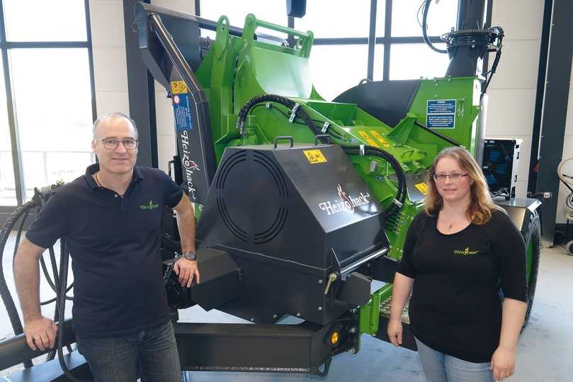 Tina Gerhardt und Nikolaus Eckstein vor dem Heizohack HM 8-400 K in der Ausstellungshalle. | Foto: Heizomat Tina Gerhardt und Nikolaus Eckstein vor dem Heizohack HM 8-400 K in der Ausstellungshalle. | Foto: Heizomat