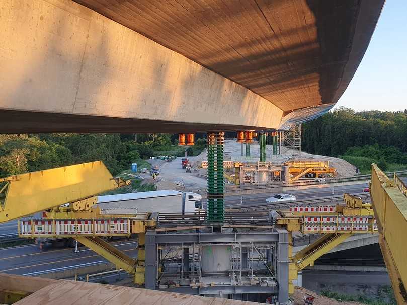 Traggerüst im Einsatz: Für den Brückenabbruch am Mönchhof-Dreieck wurde eine 130 Meter lange Vorschubrüstung eingeschoben. | Foto: Max Wild Traggerüst im Einsatz: Für den Brückenabbruch am Mönchhof-Dreieck wurde eine 130 Meter lange Vorschubrüstung eingeschoben. | Foto: Max Wild