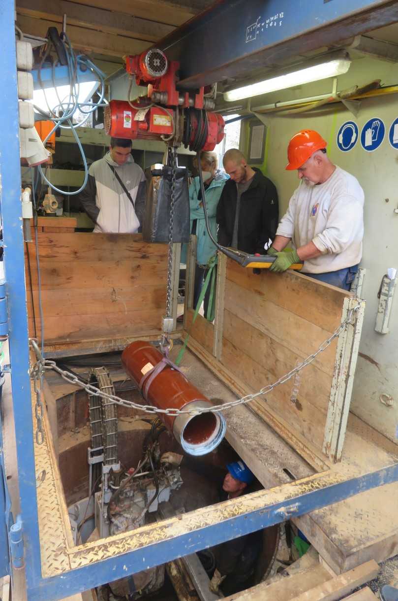 Mehrere Bustouren brachten die Teilnehmer zu verschiedenen Baustellen. Im Bild: ein Pilotrohrvortrieb in der Schleizer Straße zwecks Erweiterung von Trinkwasserleitungen und Neubau von Schmutzwasserkanälen. | Foto: B_I/Valdix Mehrere Bustouren brachten die Teilnehmer zu verschiedenen Baustellen. Im Bild: ein Pilotrohrvortrieb in der Schleizer Straße zwecks Erweiterung von Trinkwasserleitungen und Neubau von Schmutzwasserkanälen. | Foto: B_I/Valdix