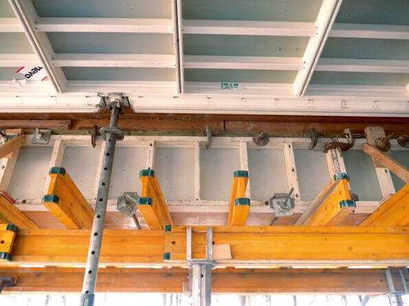 Vertikal oder horizontal? Beides möglich. Hier werden die AluStarWandelemente für einen Unterzug liegend eingesetzt. Vertikal oder horizontal? Beides möglich. Hier werden die AluStarWandelemente für einen Unterzug liegend eingesetzt.
