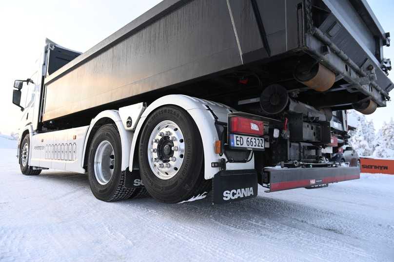 Der elektrische Scania BEV 25 P mit Kipperaufbau lässt sich auch auf Eis und Schnee sicher fahren. | Foto: Quatex Der elektrische Scania BEV 25 P mit Kipperaufbau lässt sich auch auf Eis und Schnee sicher fahren. | Foto: Quatex