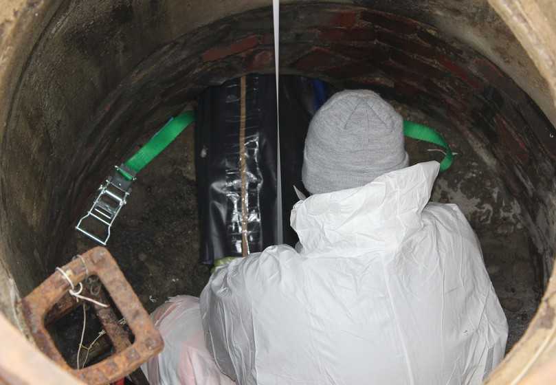 Mittels Luftdruck wird der Liner entfaltet und an die Rohrwände angepasst. | Foto: Katec Kanaltechnik Mittels Luftdruck wird der Liner entfaltet und an die Rohrwände angepasst. | Foto: Katec Kanaltechnik