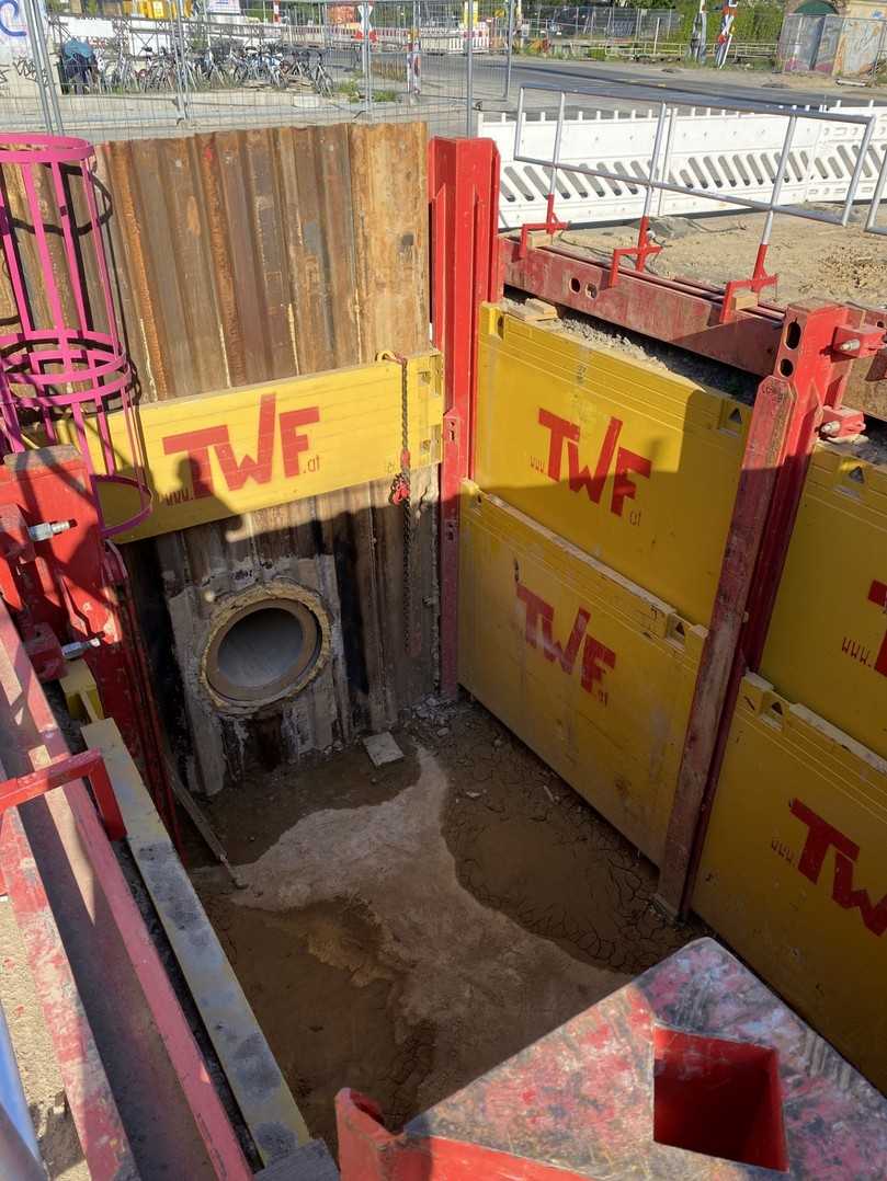 Startgrube für Vortrieb DN 800 über 2 Felder mit Außengurtung, damit später ein Schacht gesetzt werden kann | Foto: Max Bögl Startgrube für Vortrieb DN 800 über 2 Felder mit Außengurtung, damit später ein Schacht gesetzt werden kann | Foto: Max Bögl