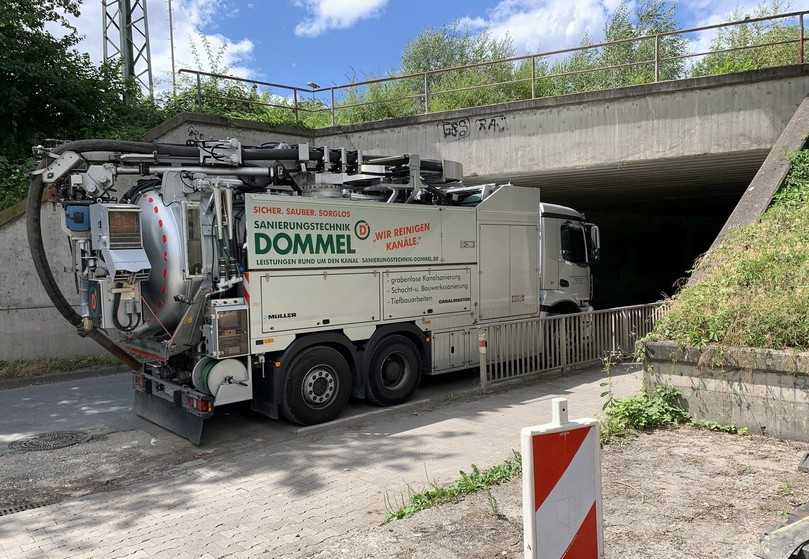 Durch die begrenzte Durchfahrtshöhe der Brücken wurde schon die vorbereitende Kanalreinigung zur Millimeterarbeit. | Foto: Sanierungstechnik Dommel Durch die begrenzte Durchfahrtshöhe der Brücken wurde schon die vorbereitende Kanalreinigung zur Millimeterarbeit. | Foto: Sanierungstechnik Dommel