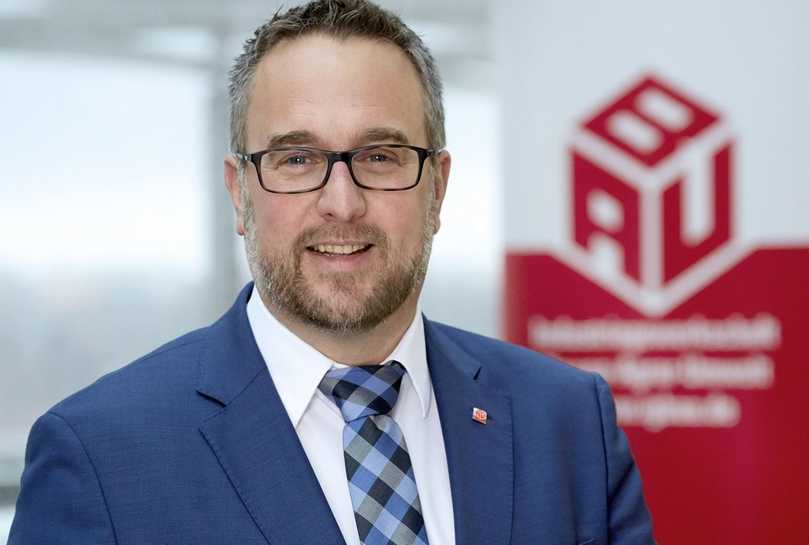 Carsten Burckhardt, Verhandlungsführer und Bundesvorstandsmitglied der IG BAU, zum neuen Tarifvertrag für den GaLaBau: "Das ist ein guter Kompromiss, den wir nach drei Verhandlungsrunden mit dem Bundesverband für Garten-, Landschafts- und Sportplatzbau erzielt haben. Das zeugt von einer fairen und sozialen Tarifpartnerschaft." | Foto: IG BAU (Alexander Paul Englert) Carsten Burckhardt, Verhandlungsführer und Bundesvorstandsmitglied der IG BAU, zum neuen Tarifvertrag für den GaLaBau: "Das ist ein guter Kompromiss, den wir nach drei Verhandlungsrunden mit dem Bundesverband für Garten-, Landschafts- und Sportplatzbau erzielt haben. Das zeugt von einer fairen und sozialen Tarifpartnerschaft." | Foto: IG BAU (Alexander Paul Englert)