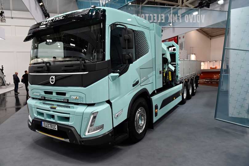 Rein elektrisch ist der Volvo FMX 8x4 mit Pritsche und Kran unterwegs. Seine 540-kWh-Batterien treiben drei E-Motoren mit bis zu 490 kW Dauerleistung an. | Foto: Quantron Rein elektrisch ist der Volvo FMX 8x4 mit Pritsche und Kran unterwegs. Seine 540-kWh-Batterien treiben drei E-Motoren mit bis zu 490 kW Dauerleistung an. | Foto: Quantron