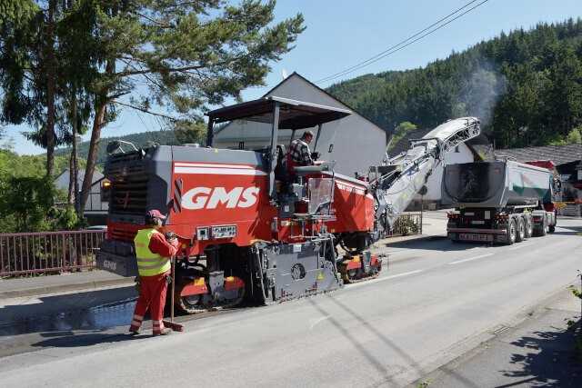 BG Bau und VESF haben im Sommer 2017 Messungen an Großfräsen mit Staubabsaugung vorgenommen. Das Ergebnis: A- und E-Staubemissionen lagen unterhalb der Arbeitsplatzgrenzwerte. | Foto: VESF BG Bau und VESF haben im Sommer 2017 Messungen an Großfräsen mit Staubabsaugung vorgenommen. Das Ergebnis: A- und E-Staubemissionen lagen unterhalb der Arbeitsplatzgrenzwerte. | Foto: VESF