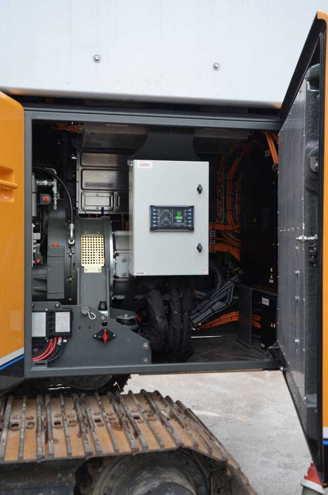Gewöhnungsbedürftig: Im Motorraum des LB 16 „unplugged“ fehlen die Diesel-typischen Wartungsstellen. Stattdessen thronen über den Elektrokomponenten sozusagen als „Gehirn“ des Bohr- geräts Niederspannungsverteiler und Steuerungsplatine. | Foto: B_I Gewöhnungsbedürftig: Im Motorraum des LB 16 „unplugged“ fehlen die Diesel-typischen Wartungsstellen. Stattdessen thronen über den Elektrokomponenten sozusagen als „Gehirn“ des Bohr- geräts Niederspannungsverteiler und Steuerungsplatine. | Foto: B_I