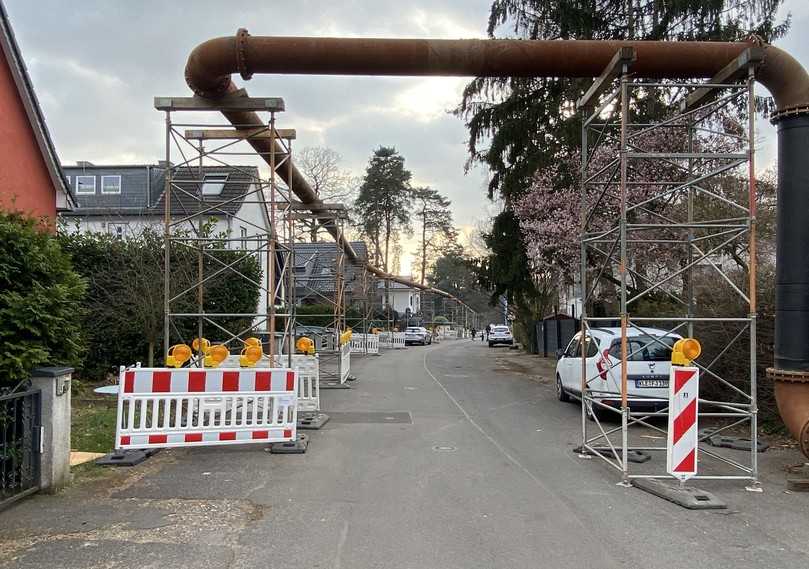Um Einfahrten freizuhalten, wurden im Straßenbereich die Abwasserüberleitungen zum größten Teil aufgeständert. | Foto: Janßen Umwelttechnik Um Einfahrten freizuhalten, wurden im Straßenbereich die Abwasserüberleitungen zum größten Teil aufgeständert. | Foto: Janßen Umwelttechnik