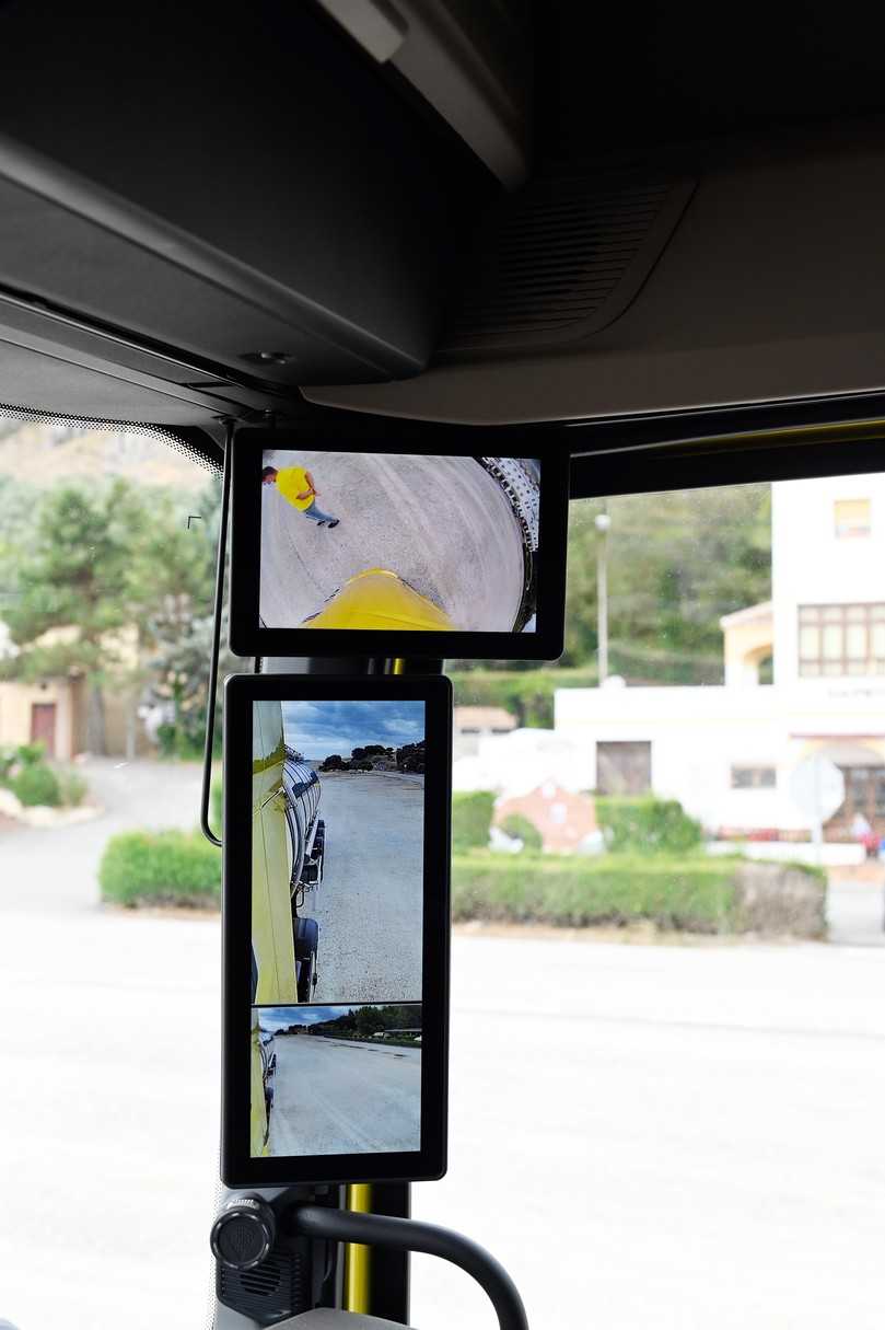 An der rechten A-Säule sitzen zwei Monitore übereinander. Der obere Bildschirm ersetzt Rampen- und Frontspiegel. | Foto: QUATEX, DAF Trucks An der rechten A-Säule sitzen zwei Monitore übereinander. Der obere Bildschirm ersetzt Rampen- und Frontspiegel. | Foto: QUATEX, DAF Trucks