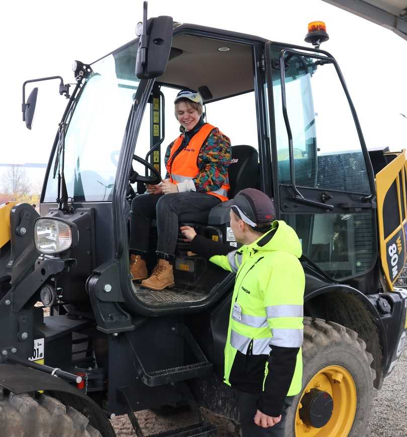 Auch im WA80M durfte Redaktueirn Mira Jacobsen unter Anleitung von Produktmanager Henrik von Werder probesitzen. | Foto: B_I MEDIEN Auch im WA80M durfte Redaktueirn Mira Jacobsen unter Anleitung von Produktmanager Henrik von Werder probesitzen. | Foto: B_I MEDIEN