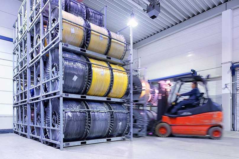 Mehrschichtverbundrohre, gewickelt auf Trommeln oder als Stangenware, können in einem Prozessschritt vernetzt werden. Die Durchstrahlbarkeit der Metallkomponente ist durch die Optimierung der Bestrahlungsparameter problemlos möglich. Hierdurch erhöht sich auch die Verbundfestigkeit. | Foto: BGS/Markus Steur Mehrschichtverbundrohre, gewickelt auf Trommeln oder als Stangenware, können in einem Prozessschritt vernetzt werden. Die Durchstrahlbarkeit der Metallkomponente ist durch die Optimierung der Bestrahlungsparameter problemlos möglich. Hierdurch erhöht sich auch die Verbundfestigkeit. | Foto: BGS/Markus Steur