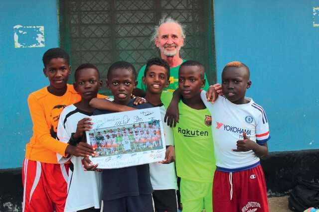 Klaus-Peter Heigl knüpfte auf einer Afrikareise in Mombasa freundschaftliche Kontakte zur Good Hope Soccer Academy. | Fotos: Good Hope Soccer Academy Klaus-Peter Heigl knüpfte auf einer Afrikareise in Mombasa freundschaftliche Kontakte zur Good Hope Soccer Academy. | Fotos: Good Hope Soccer Academy
