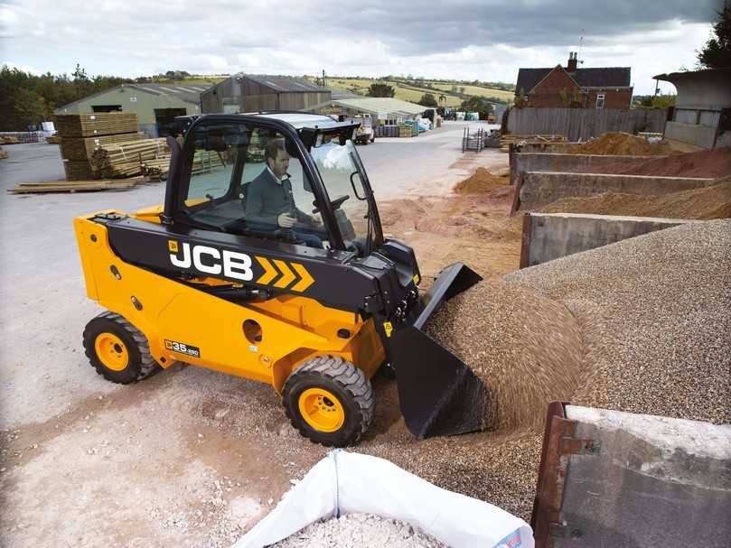 Die optimierte Sitzposition und die abgeschrägten ROPS-Dachholme der optimierten Teletruks bieten bessere Übersicht nach vorne, auf die Gabelspitzen und beim Beladen in der Höhe. | Foto: JCB Die optimierte Sitzposition und die abgeschrägten ROPS-Dachholme der optimierten Teletruks bieten bessere Übersicht nach vorne, auf die Gabelspitzen und beim Beladen in der Höhe. | Foto: JCB