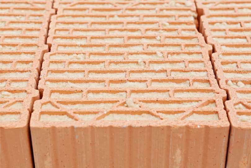 Beim Neubau in Tegernsee setzten Bauherr und Planer auf mit natürlichen Holzfasern gefülltes Silvacor-Mauerwerk der Firmengruppe Leipfinger-Bader. | Foto: Leipfinger-Bader/UNIPOR Beim Neubau in Tegernsee setzten Bauherr und Planer auf mit natürlichen Holzfasern gefülltes Silvacor-Mauerwerk der Firmengruppe Leipfinger-Bader. | Foto: Leipfinger-Bader/UNIPOR