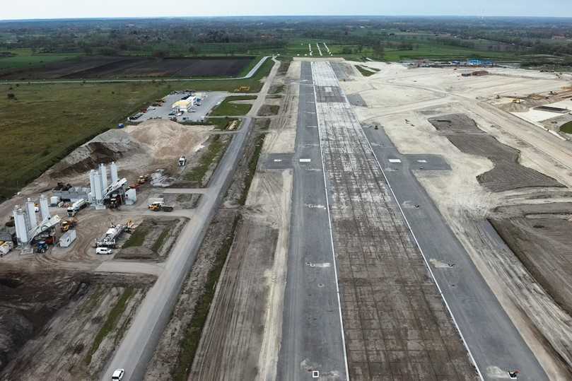 An Betone für Flugbetriebsflächen werden besondere Anforderungen in Bezug auf Festigkeit und Dauerhaftigkeit gestellt. Für den CO2-reduzierten Beton kein Problem. | Foto: Johann Bunte An Betone für Flugbetriebsflächen werden besondere Anforderungen in Bezug auf Festigkeit und Dauerhaftigkeit gestellt. Für den CO2-reduzierten Beton kein Problem. | Foto: Johann Bunte
