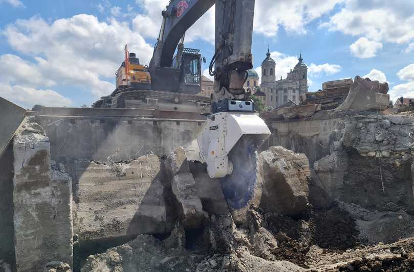 In der Innenstadt von Weingarten wurden die Fundamente eines früheren Industriekomplexes unter anderem mit Kemroc-Schneidrädern DMW 220 HD zerkleinert. | Foto: Kemroc In der Innenstadt von Weingarten wurden die Fundamente eines früheren Industriekomplexes unter anderem mit Kemroc-Schneidrädern DMW 220 HD zerkleinert. | Foto: Kemroc