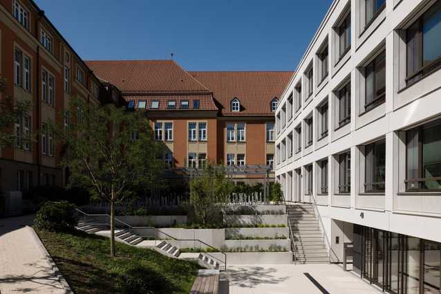 Wenn Beton auf Holz trifft: Wie das Treppenhaus in Eutin leise bleibt