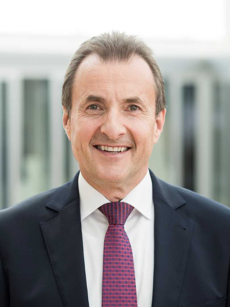 "Wir setzen konsequent auf die Stärkung unserer digitalen Visitenkarte und Onlinepräsenz." - Peter Schrader glaubt an die digitale Zukunft der Baumaschinenvermietung. | Foto: Zeppelin Rental "Wir setzen konsequent auf die Stärkung unserer digitalen Visitenkarte und Onlinepräsenz." - Peter Schrader glaubt an die digitale Zukunft der Baumaschinenvermietung. | Foto: Zeppelin Rental