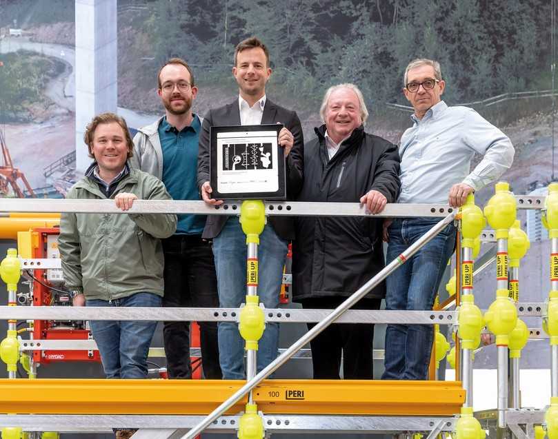 Die Adam Hörnig Baugesellschaft, Gewinner des bauma Innovationspreises vor dem VCT Kragarmbahn Muster für den Neubau der Talbrücke Thulba in der Peri Messehalle | Foto: Peri SE Die Adam Hörnig Baugesellschaft, Gewinner des bauma Innovationspreises vor dem VCT Kragarmbahn Muster für den Neubau der Talbrücke Thulba in der Peri Messehalle | Foto: Peri SE