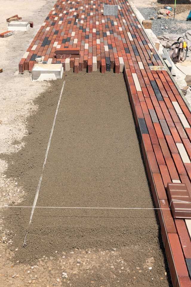 Aufgrund des handwerklichen Anspruchs kann bei der gebundenen Verlegung nur eine geringere Fläche pro Tag versetzt werden als bei der ungebundenen Bauweise. Aufgrund des handwerklichen Anspruchs kann bei der gebundenen Verlegung nur eine geringere Fläche pro Tag versetzt werden als bei der ungebundenen Bauweise.