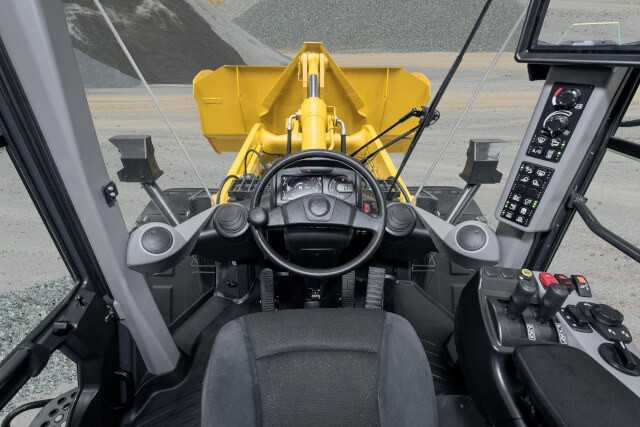 Auch in der Kabine des WA475-10 hat Komatsu viele Neuerungen umgesetzt, alle unter der Maxime: komfortableres und produktiveres Arbeiten. | Foto: Komatsu Auch in der Kabine des WA475-10 hat Komatsu viele Neuerungen umgesetzt, alle unter der Maxime: komfortableres und produktiveres Arbeiten. | Foto: Komatsu