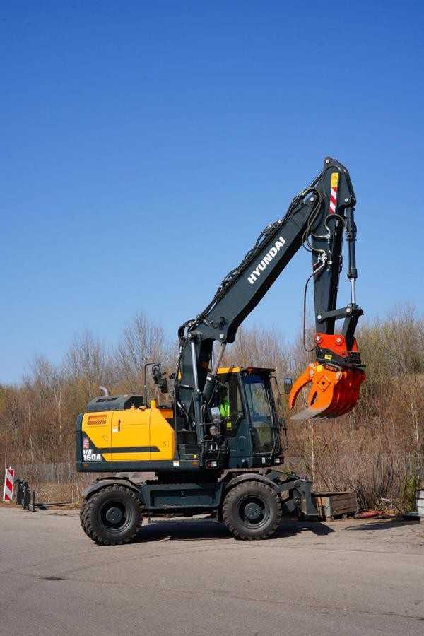 Verstellausleger, Pratzen- und Schildabstützung machen die HW-Bagger zu Helfern im Rundholzumschlag. | Foto: Hyundai Verstellausleger, Pratzen- und Schildabstützung machen die HW-Bagger zu Helfern im Rundholzumschlag. | Foto: Hyundai