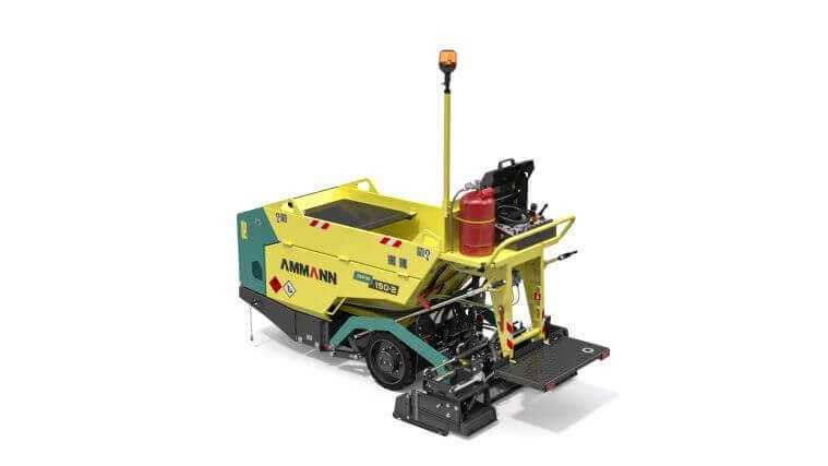 Ammann hat seinen Kleinfertiger nach dem Umzug der Produktion nach Tschechien durch diverse Änderungen auf den aktuellen Stand der Technik gebracht. Ammann hat seinen Kleinfertiger nach dem Umzug der Produktion nach Tschechien durch diverse Änderungen auf den aktuellen Stand der Technik gebracht.