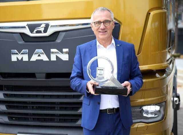 Bei einer virtuellen Verleihung nimmt MAN-CEO Andreas Tostmann den begehrten Preis entgegen. Bei einer virtuellen Verleihung nimmt MAN-CEO Andreas Tostmann den begehrten Preis entgegen.
