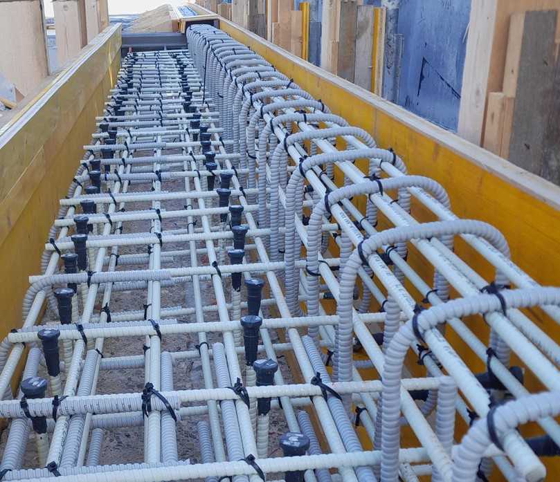 Bewehrung mit Schöck Combar: Kabelbinder sorgen für das nötige Geflecht. | Foto: STORZ / Mahrholdt Bewehrung mit Schöck Combar: Kabelbinder sorgen für das nötige Geflecht. | Foto: STORZ / Mahrholdt