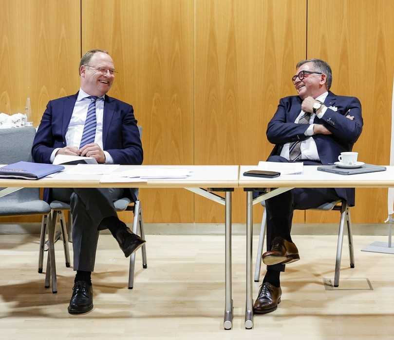 Zwei, die sich verstehen und respektieren – und bei aller Ernsthaftigkeit bzgl. der derzeitigen schwierigen Herausforderungen nicht den Sinn für Humor verloren haben. | Foto: rbv Zwei, die sich verstehen und respektieren – und bei aller Ernsthaftigkeit bzgl. der derzeitigen schwierigen Herausforderungen nicht den Sinn für Humor verloren haben. | Foto: rbv