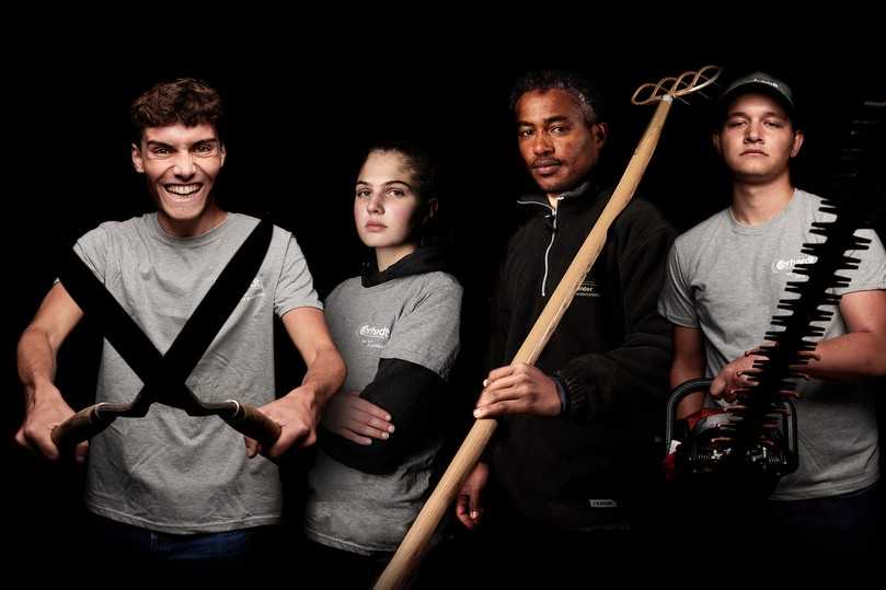 Teamplayer, Naturmenschen und Anpackerinnen - das sind die Auszubildenden von Erhardt GaLaBau. -Designed by saftigesgruen.de | Foto: Hammer Photographie Teamplayer, Naturmenschen und Anpackerinnen - das sind die Auszubildenden von Erhardt GaLaBau. -Designed by saftigesgruen.de | Foto: Hammer Photographie