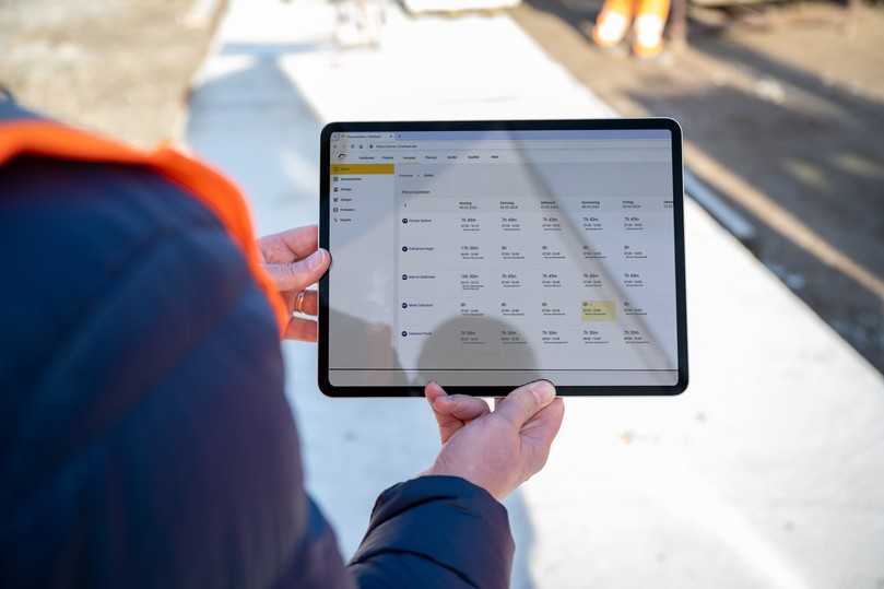 Auf dem Tablet behält die Teamleitung den Überblick über alle Einsatzzeiten ihrer Mitarbeiter. | Foto: 123erfasst Auf dem Tablet behält die Teamleitung den Überblick über alle Einsatzzeiten ihrer Mitarbeiter. | Foto: 123erfasst