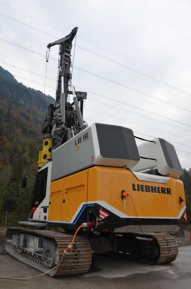 Batterien huckepack: Was anfangs noch etwas klobig aussah, wurde von den Liebherr-Konstrukteuren und -Designern schließ- lich zu einer recht ansehnlichen Maschine entwickelt. | Foto: B_I Batterien huckepack: Was anfangs noch etwas klobig aussah, wurde von den Liebherr-Konstrukteuren und -Designern schließ- lich zu einer recht ansehnlichen Maschine entwickelt. | Foto: B_I