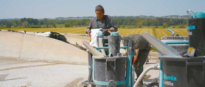 Der Collomix "LevMix" wird mit dem neuen Verlaufsmörtel "Viscoplan" befüllt - staubfrei dank der Staubabsaugung. | Foto: Collomix Der Collomix "LevMix" wird mit dem neuen Verlaufsmörtel "Viscoplan" befüllt - staubfrei dank der Staubabsaugung. | Foto: Collomix