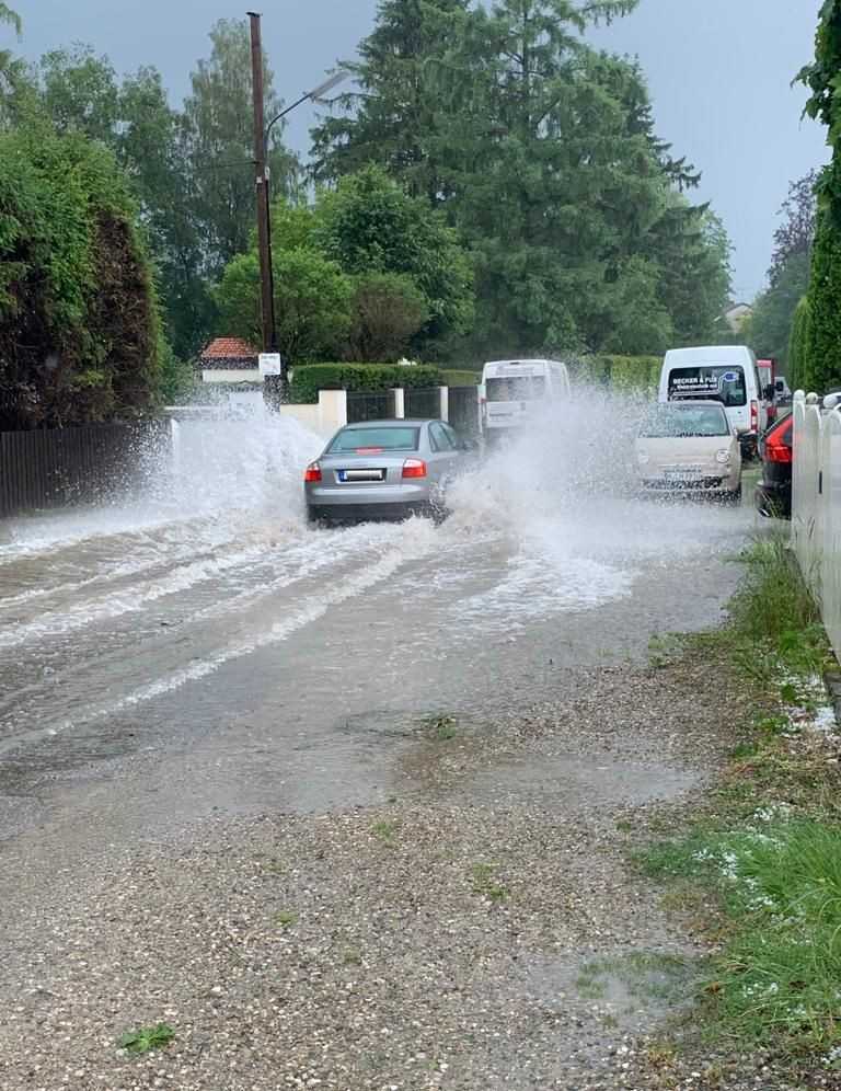 Vor der Baumaßnahme: Die Hugo-Hofmann-Straße nach einem Starkregenereignis. | Foto: Aco Vor der Baumaßnahme: Die Hugo-Hofmann-Straße nach einem Starkregenereignis. | Foto: Aco