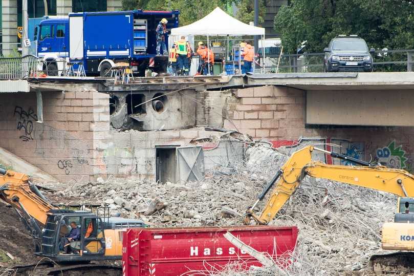 Kurz nach dem Einsturz begannen auf der rechtselbischen Seite die Abbrucharbeiten. | Foto: Peter Hilbert Kurz nach dem Einsturz begannen auf der rechtselbischen Seite die Abbrucharbeiten. | Foto: Peter Hilbert
