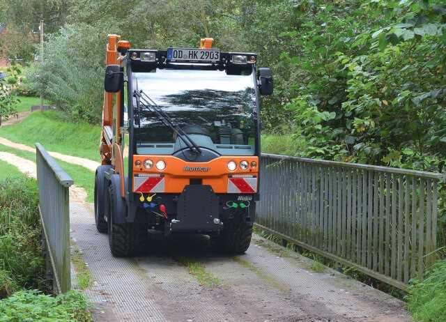 Mit nur 1,33 m Breite und einem Wendekreis von nur 3,25 m ist der Multicar M29 ideal für den Einsatz auf beengten Straßen und Wirtschaftswegen. | Fotos: Hako Mit nur 1,33 m Breite und einem Wendekreis von nur 3,25 m ist der Multicar M29 ideal für den Einsatz auf beengten Straßen und Wirtschaftswegen. | Fotos: Hako